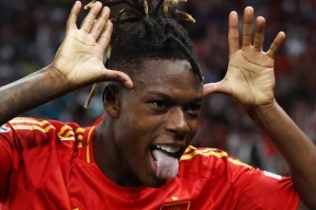 壹号娱乐- 庐州雷霆队鏖战漠南金雕队，冲浪季后赛击败，替补奇兵立功。外援联手发威