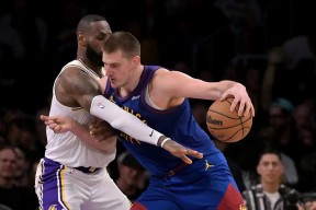 壹号-詹姆斯与80激战掘金分钟，出色防守胜负难料！，浓眉哥焦点对战赢得满堂喝彩的简单介绍