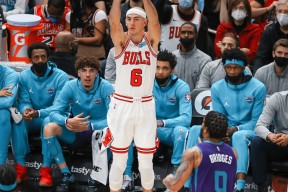 壹号娱乐-Ning在公牛比赛中爆冷，战术调整引发热议！赛场气氛高涨(wings战队为什么没了)