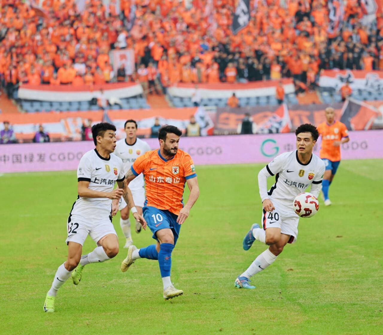 赛前中超传出新动向；法兰克福回应争议；管理层表态——压力陡增；轮换策略成焦点的简单介绍